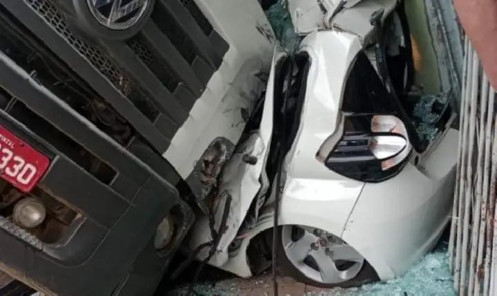 Caminhão desgovernado atinge veículos em Herval d’Oeste