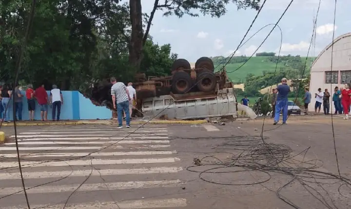 Caminhão perde o controle, invade escola e deixa motorista preso às ferragens em Jacutinga
