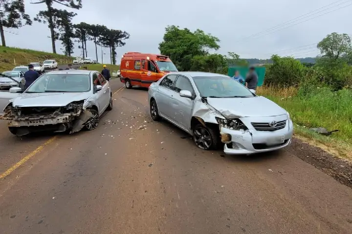 Duas pessoas ficam feridas em colisão entre carros na RS-331, em Erechim