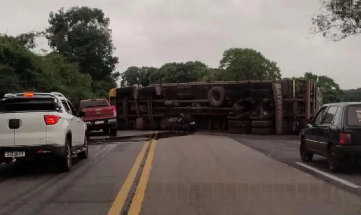 ERS-135 ficou totalmente bloqueada após tombamento próximo ao trevo de Sertão