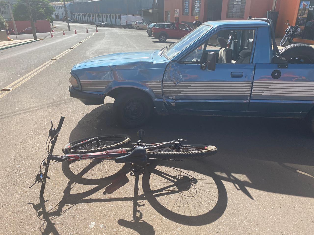 Ciclista fica ferido após colisão com veículo no centro de Erechim