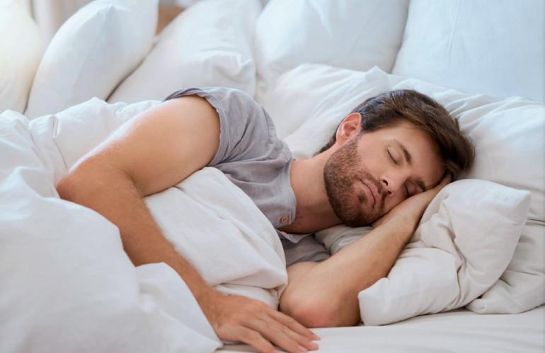 A privação de sono pode causar o aumento da gordura abdominal