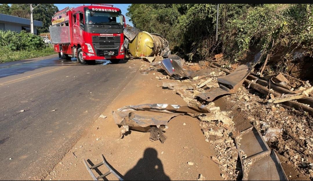 Capotamento de carreta mobiliza equipe do Corpo de Bombeiros em Concórdia