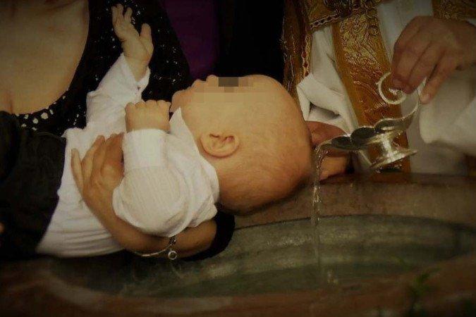 Padre equivocadamente utiliza ácido em vez de água benta para batizar bebê de 8 meses.