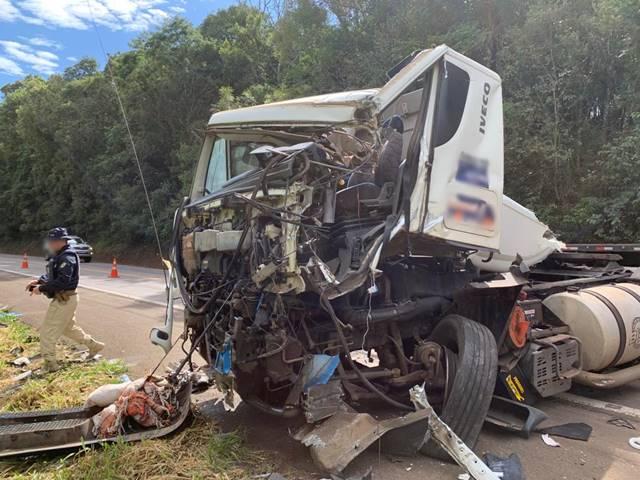 Colisão entre dois caminhões deixa motorista gravemente ferido na BR 153