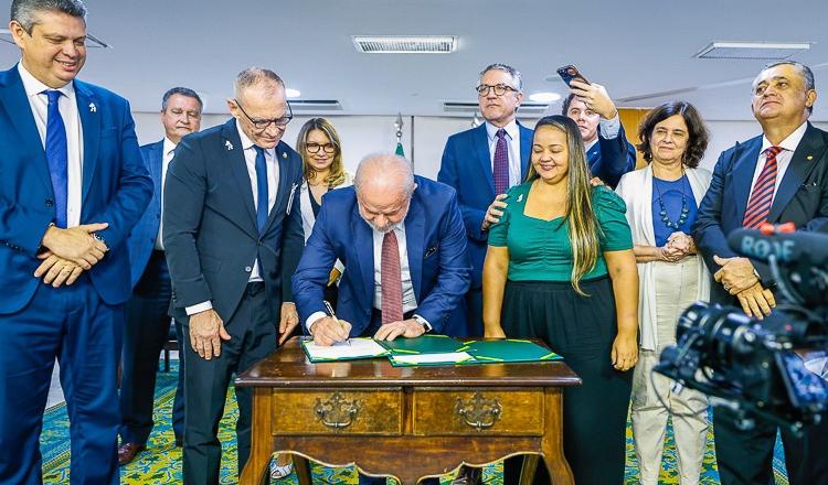 Lula assina projeto de lei do piso nacional da enfermagem