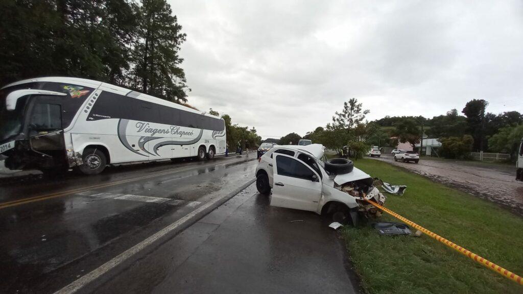 Motorista morre em colisão frontal com ônibus na BR-282, em Chapecó