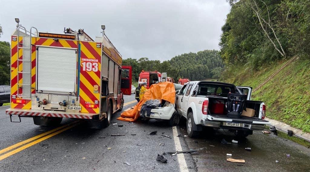 Pai e filho morrem em acidente na BR-282