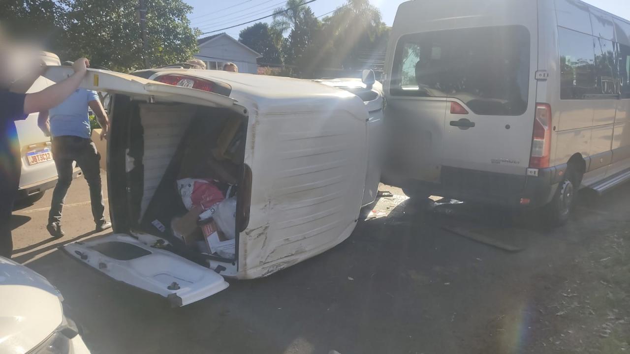 Duas pessoas ficam feridas em acidente com capotamento na Av. Mauricio Cardoso