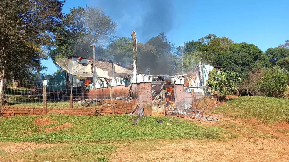 Homem assassina ex-namorada, ataca mãe da vítima e incendeia carro e casa no RS, afirma polícia