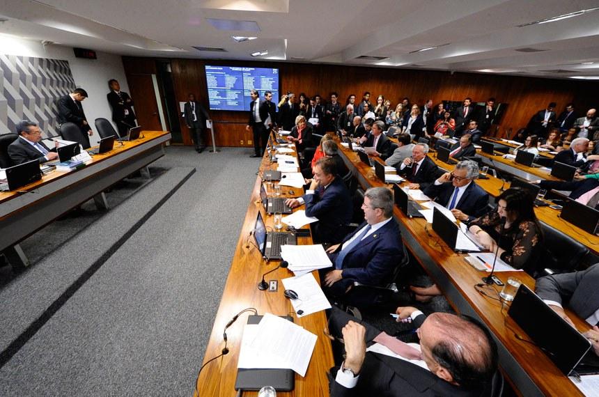 Senado aprova lei que equipara milícias e facções criminosas a organizações terroristas