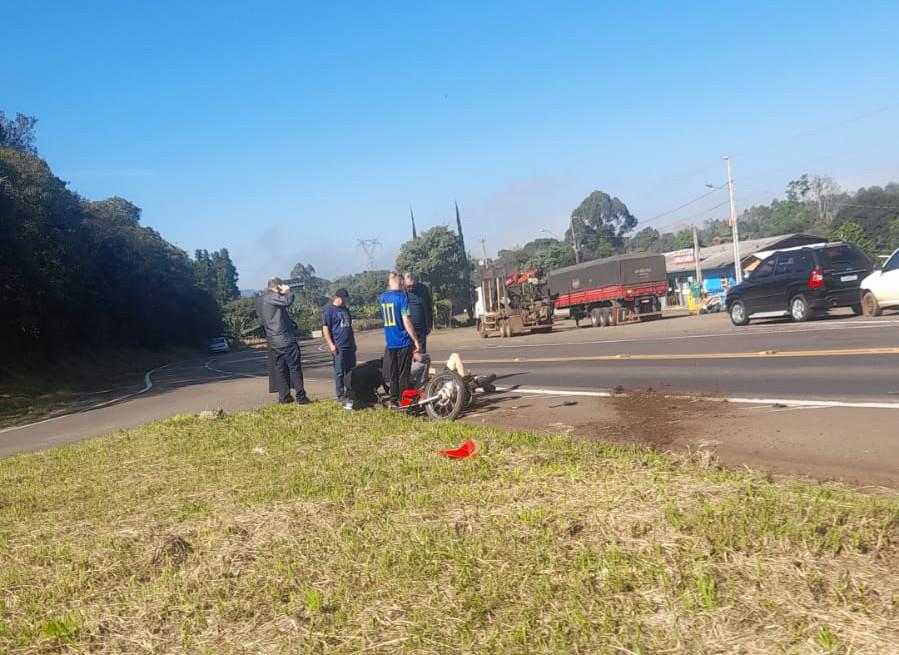 Acidente entre carro e moto deixa um ferido na BR-153, em Concórdia