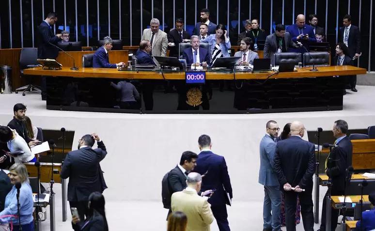 Câmara dos Deputados aprova projeto que estabelece pena de até 4 anos de prisão para atos de discriminação contra políticos