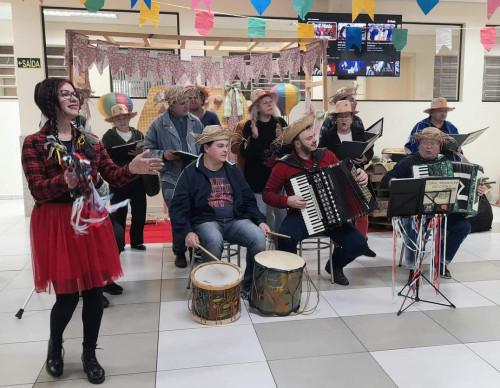 Grupo multi-instrumentista da Saúde Mental realiza ação artística e solidária no Lar dos Velhinhos