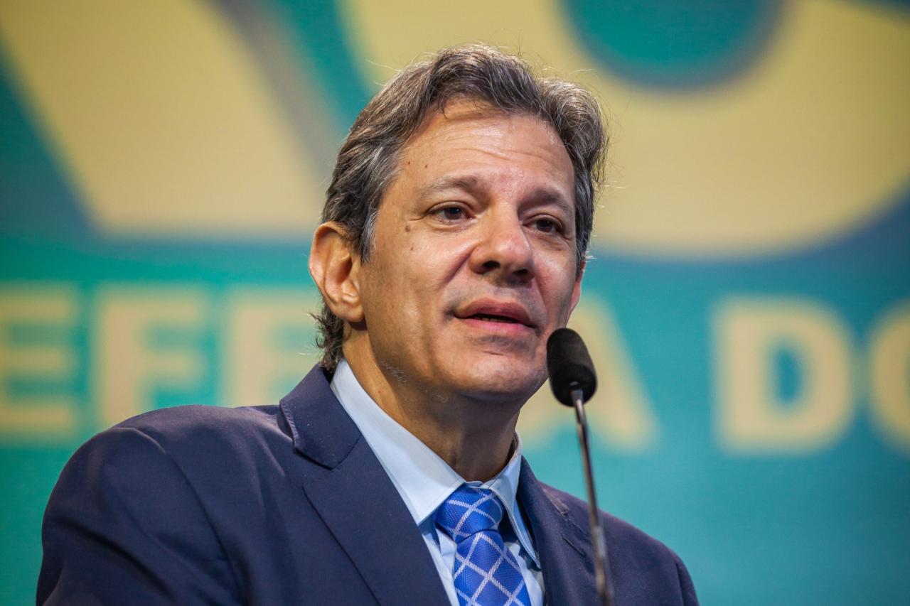Haddad propõe ampliação de programa de barateamento de carros populares para caminhões e ônibus
