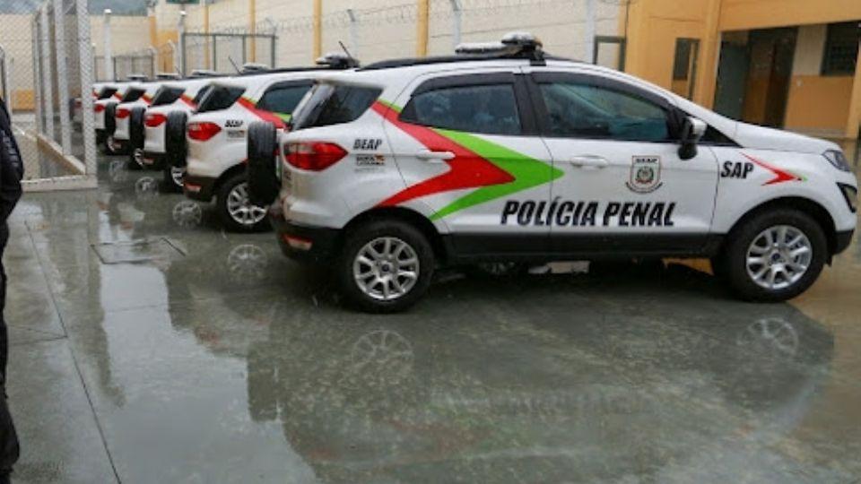 Policiais são investigados após levarem preso à praia em SC