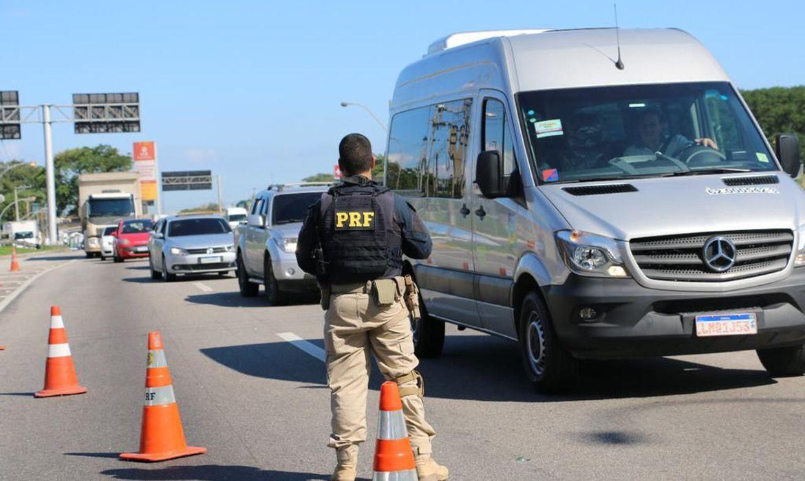 PRF intensifica fiscalização do uso do cinto de segurança nas estradas durante a Operação Corpus Christi