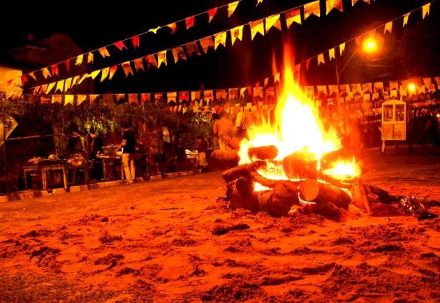 Riscos de queimaduras durante as festas juninas são destacados em campanha de conscientização