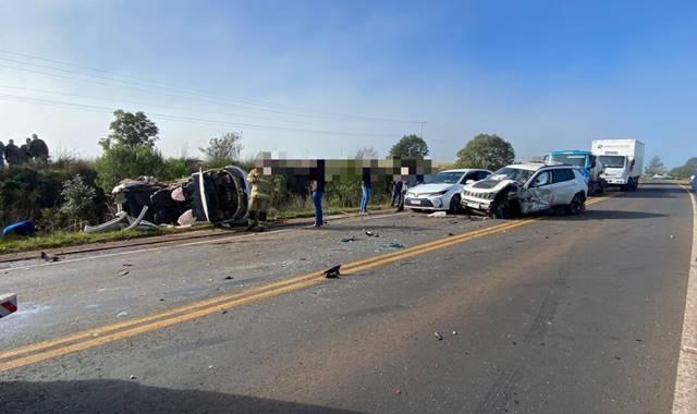 Acidente grave entre quatro veículos deixa feridos na ERS-135, em Coxilha
