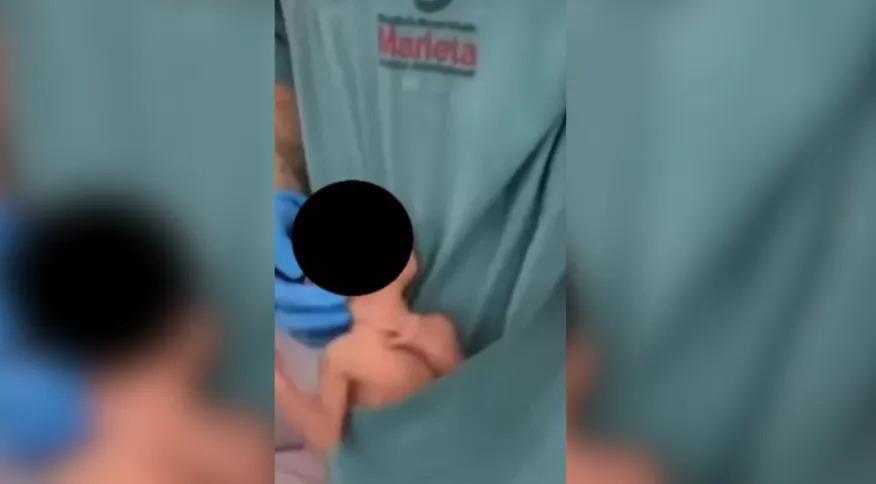 Fisioterapeuta afastada por dançar com bebê no bolso do jaleco