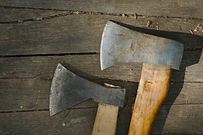 Homem ataca esposa com golpe de machado na cabeça em tentativa de assassinato