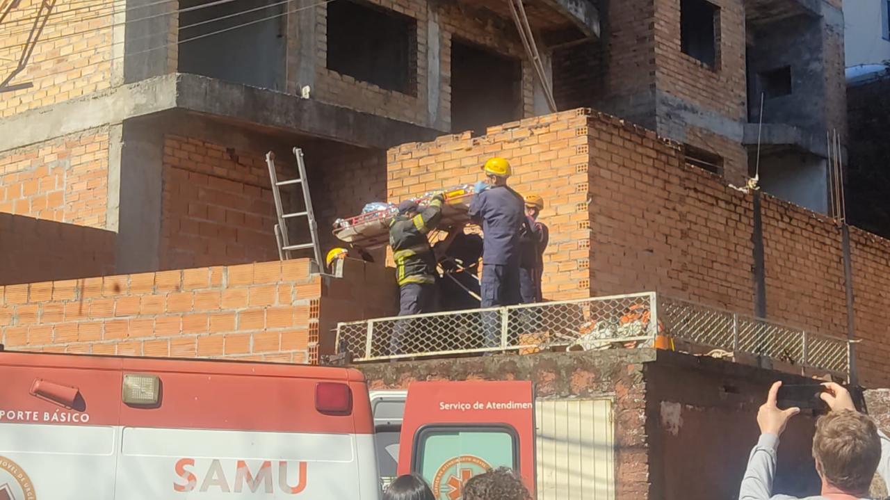 Homem é resgatado após cair em fosso de prédio abandonado em Erechim