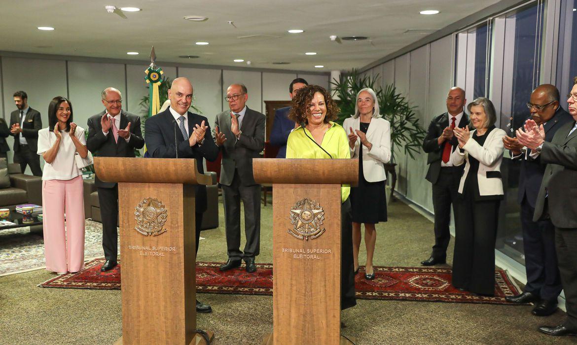 Posse histórica: Primeira ministra negra assume cargo no TSE