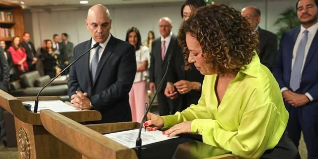 Primeira ministra negra na história assume cargo no TSE