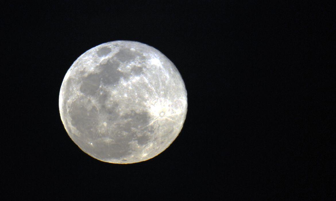 Superlua azul ilumina os céus: um espetáculo celestial para ser admirado