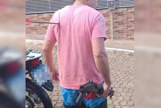 Após conflito entre vizinhos, homem tem flecha cravada nas costas em MG