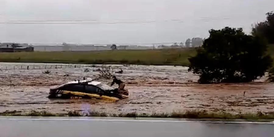 Barragem rompe e arrasta carros em Camaquã