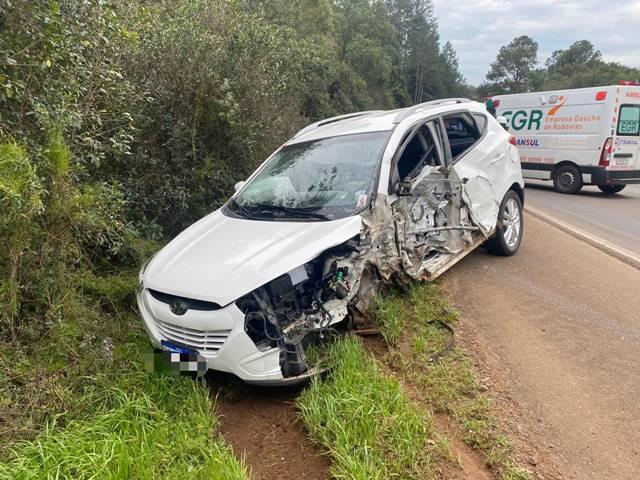 Colisão entre carro e carreta na RS-135 entre Sertão e Coxilha