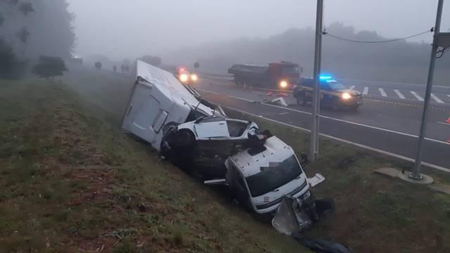Duas pessoas morrem em colisão entre carro, guincho e caminhão em Gravataí