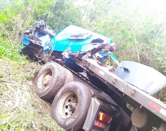 Grave acidente envolvendo dois caminhões deixa vítima fatal na BR-282 em Catanduvas