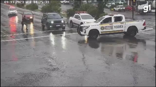 Motorista é baleado após furar barreira e atropelar PM em Caxias do Sul