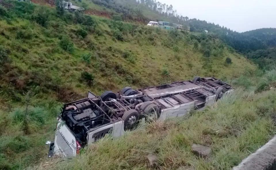 Ônibus com 52 passageiros capota na BR-116 deixa uma pessoa morta e 11 Feridas
