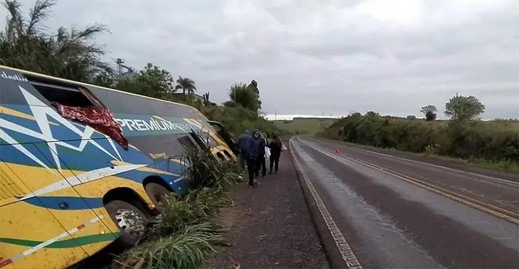 Acidente com ônibus com destino a Rivera deixa 17 turistas feridos na BR-158