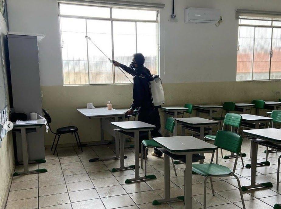 Três cidades suspendem aulas após após morte de crianças por suspeita de doença bacteriana em MG