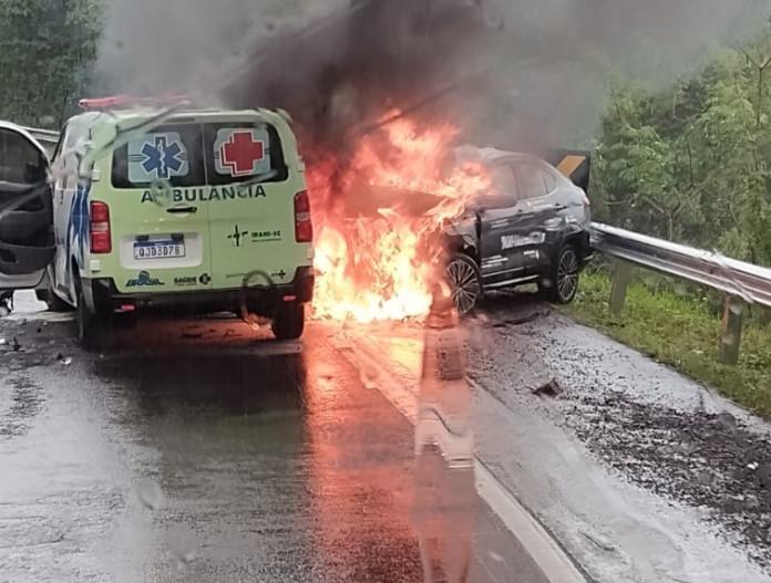 Colisão frontal entre ambulância e carro na BR-153 resulta em incêndio