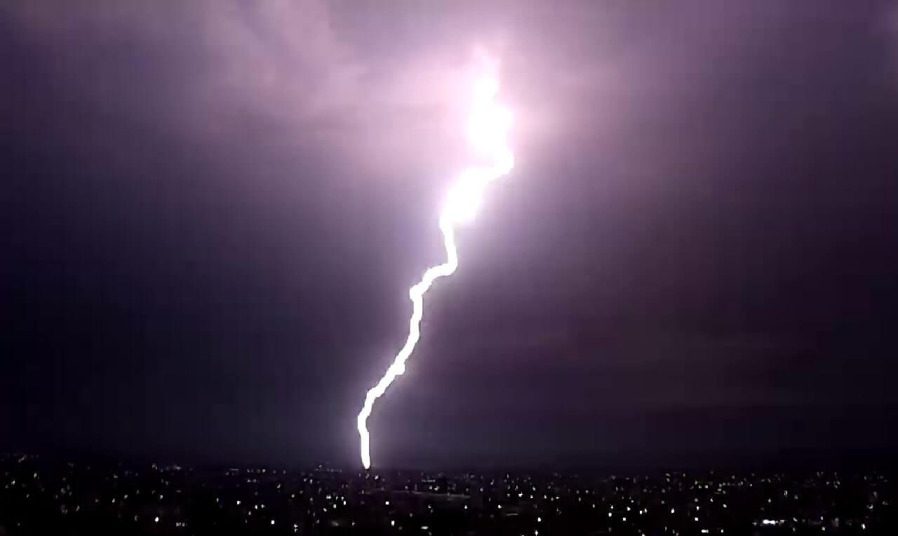 Dois homens morreram atingidos por raios durante forte tempestade em SC