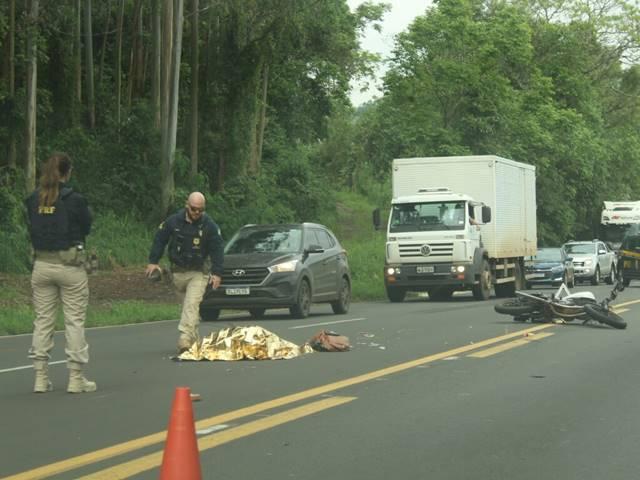 Jovem de 28 Anos Perde a Vida em Acidente Envolvendo Moto, Carro e Carreta na BR-282