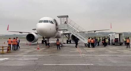 Passageiro que saiu de Chapecó brinca que possui bomba em mala e avião é isolado no Aeroporto de Guarulhos