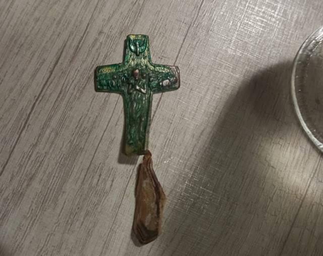 Proteção Divina: Crucifixo salva padre de assalto violento