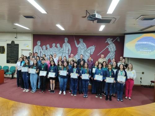 Estudantes são premiados por redação sobre centenário de morte de Rui Barbosa