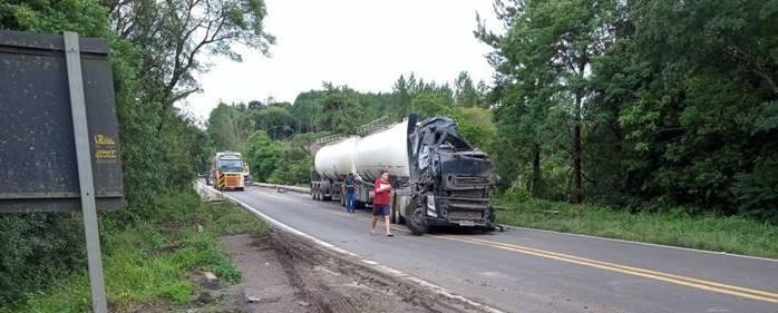 Homem morre em grave colisão entre duas carretas na BR-153