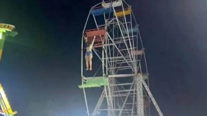 Jovem cai de roda gigante em parque de diversões