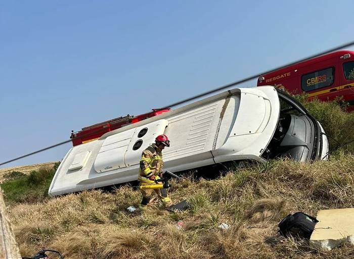 Micro-ônibus da Secretaria de Saúde de Alegrete tomba na ERS-377 em Jóia e uma pessoa morre