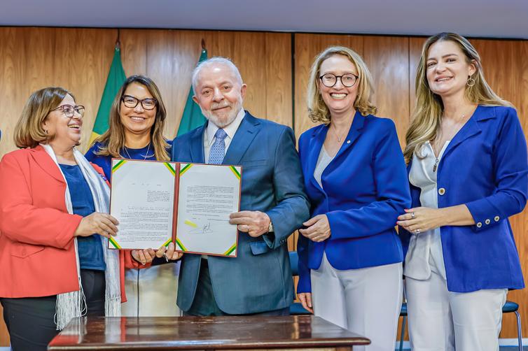 Sancionada lei que garante pensão a filhos de vítimas de feminicídio no Brasil