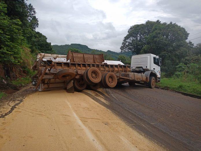 Caminhão tomba na SC-283, acesso a Seara