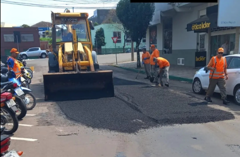 Equipes municipais estão empenhadas em regularizar as ruas que sofreram danos pelas chuvas